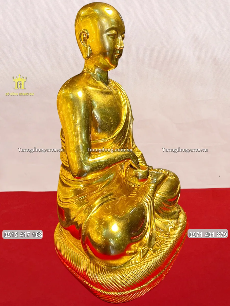 Hình ảnh nhìn nghiêng của bức tượng